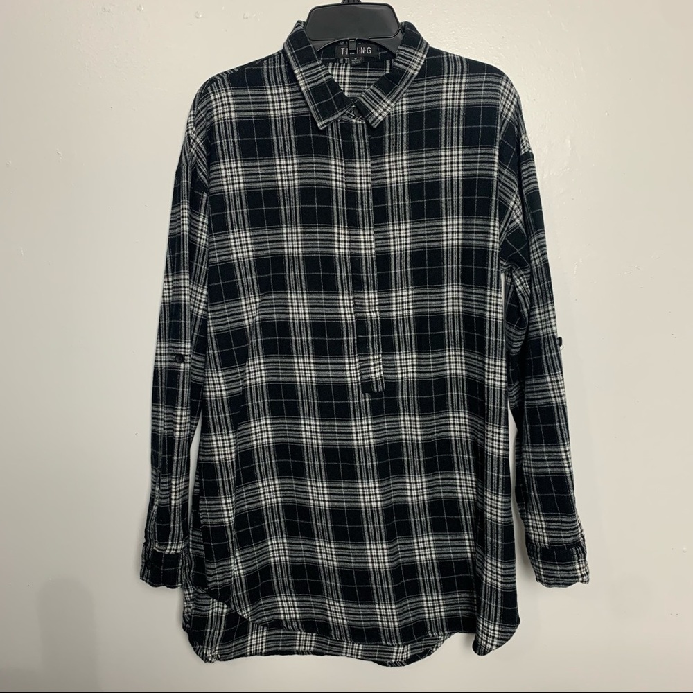 Timing Long Sleeves or 3/4 black/white plaid top in Small